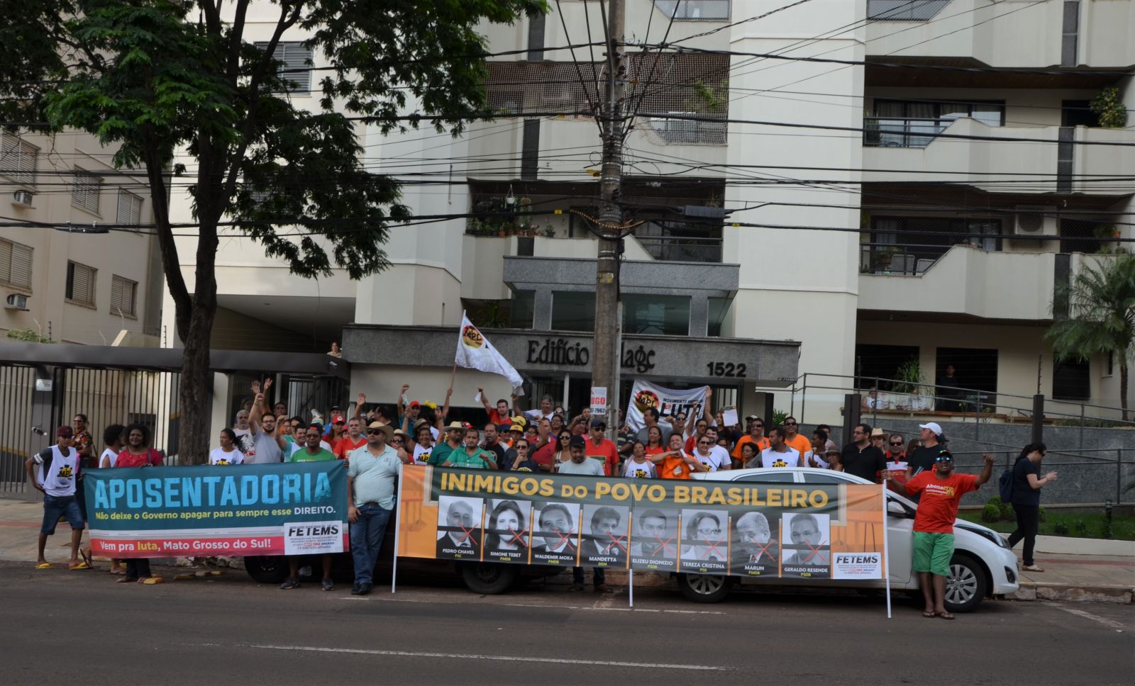 Protesto em frente residência Mandetta -  Sérgio Souza Júnior
